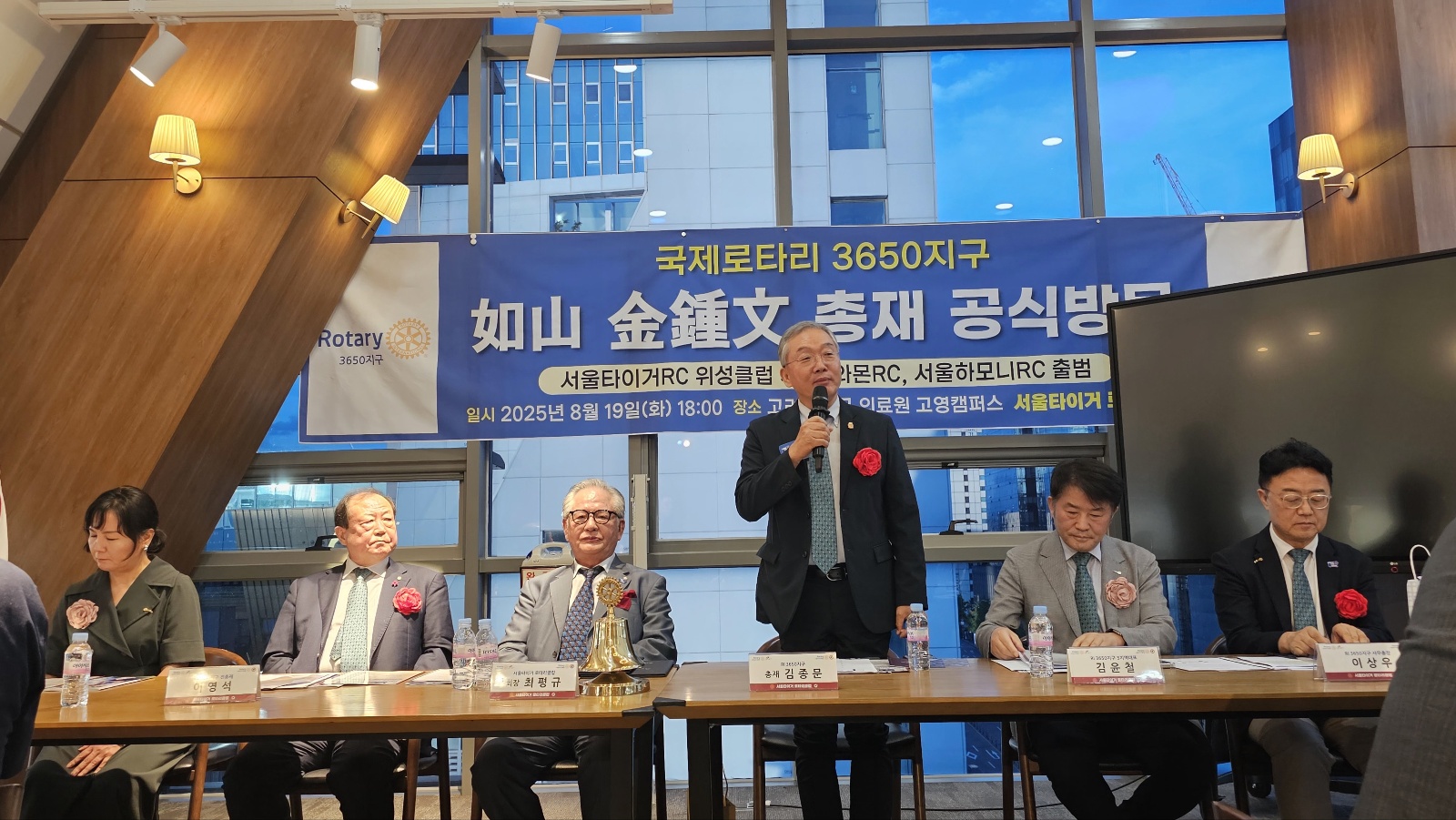 (김종문 3650지구 총재님 스피치 모습)